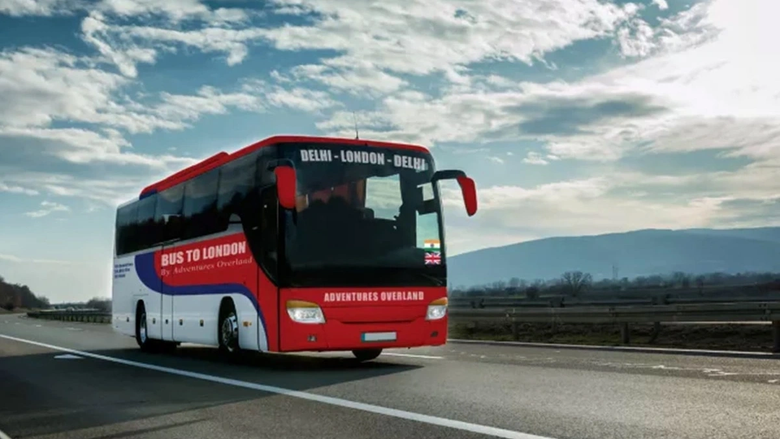 Согласно изначальной задумке, программа Bus to London предусматривала тур из Дели в Лондон и обратно, однако теперь организаторы сократили маршрут, ограничив его поездкой из Стамбула в столицу Великобритании