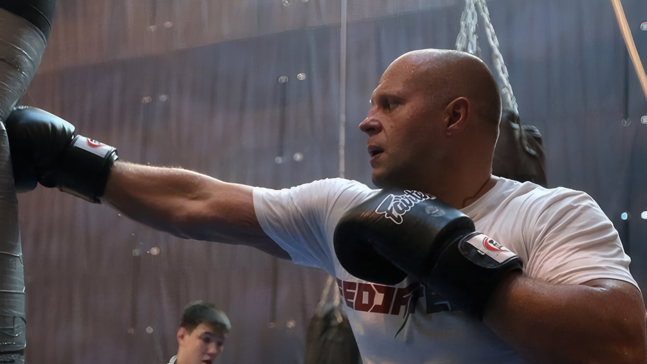 Федор Емельяненко отрабатывает удар на груше Федор Емельяненко отрабатывает удар на груше