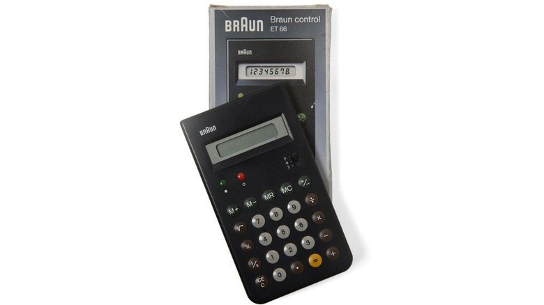 Идеальный калькулятор от Braun остается одним из лучших примеров великолепного продуктового дизайна. Фото: Аrtcurial