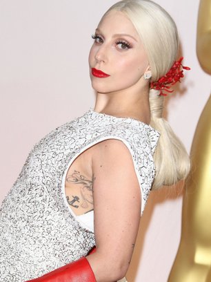 Slide image for gallery: 12440 | Леди Гага. У американской певицы на теле более двадцати татуировок — она большая фанатка рисунков на теле. Ей нравятся как текстовые тату, так и различные картинки. Фото: legion-media.ru.