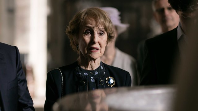 Уна Стаббс в роли миссис Хадсон в сериале «Шерлок»