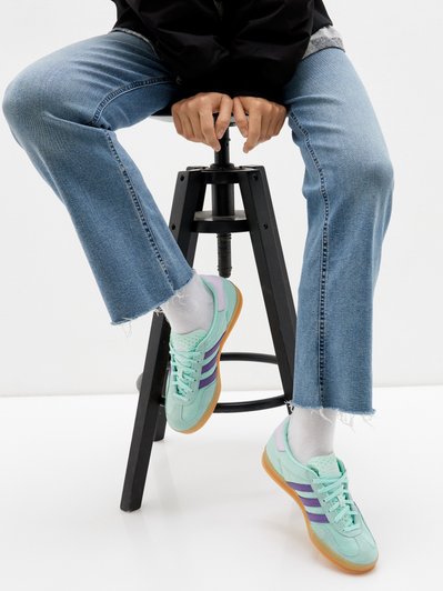 Девушка в цветных кедах adidas Девушка в цветных кедах adidas