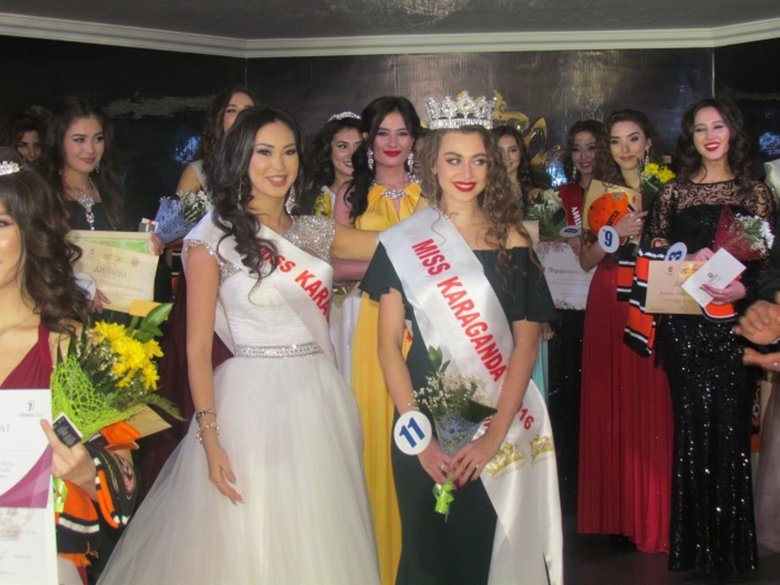 «Мисс Караганда 2016» Мария Пятина с победительницей прошлогоднего конкурса Ренатой Нургазиной