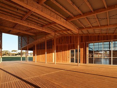 Создатели этого сухопутного «корабля» — Iredale pedersen hook architects и Advanced Timber Concepts Studio. У первого бюро много других высококлассных проектов из дерева и не только.
