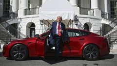 Президент Дональд Трамп и генеральный директор Tesla Илон Маск беседуют с журналистами перед красным автомобилем Tesla Model S на Южной лужайке Белого дома