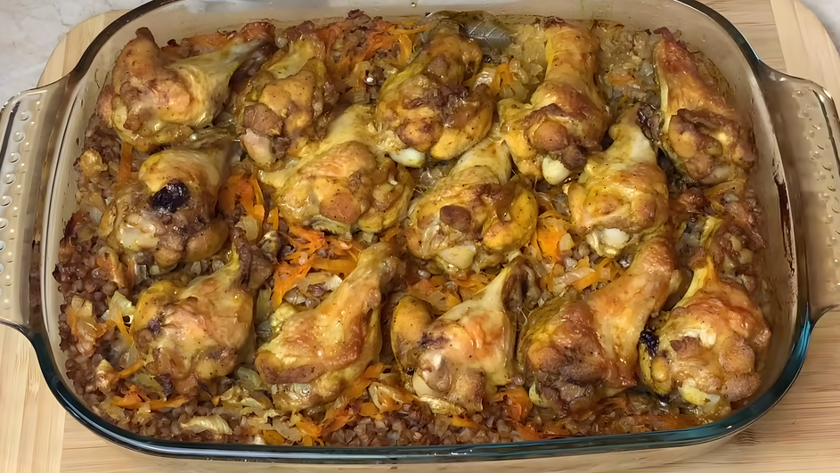 Противень гречки с курицей и овощами стоит на столе Противень гречки с курицей и овощами стоит на столе