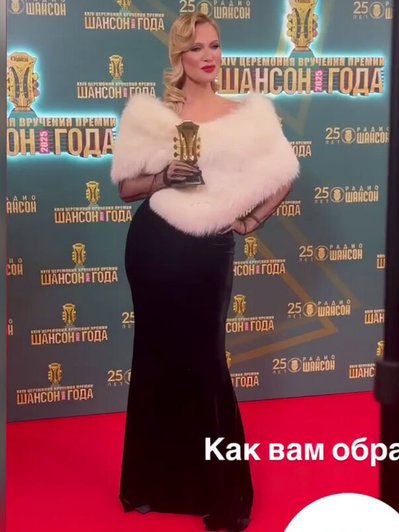 Судзиловская вышла в свет в облегающем платье, впечатлив фанатов Судзиловская вышла в свет в облегающем платье, впечатлив фанатов