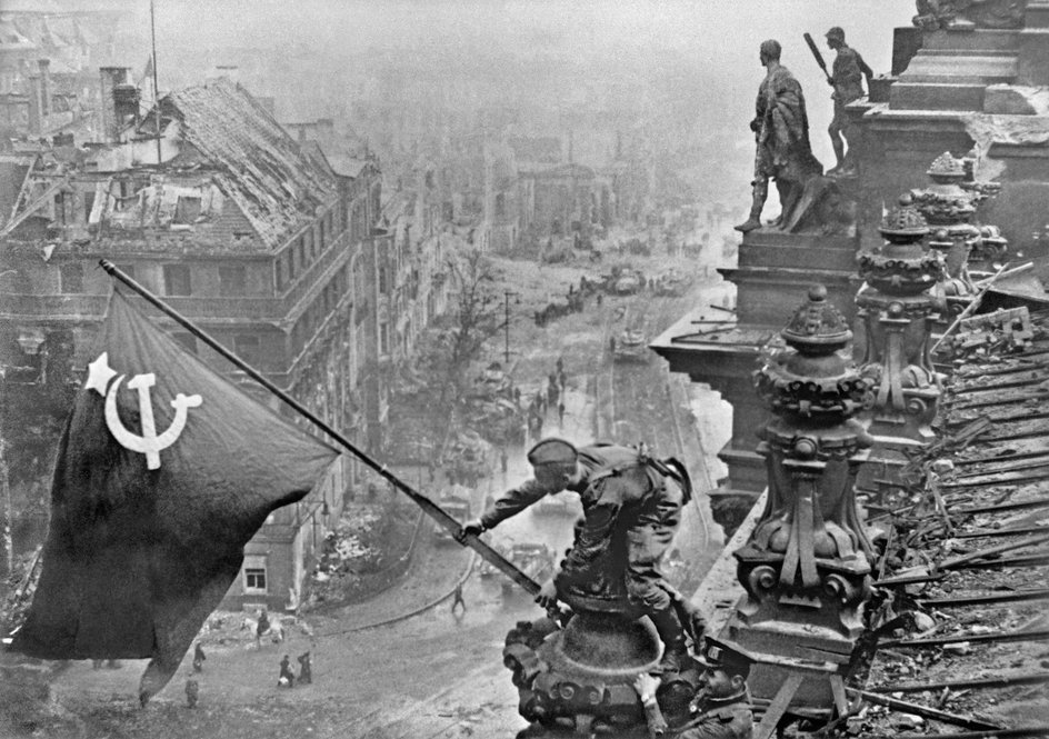 Знамя Победы над рейхстагом, Берлин, 2 мая 1945 года Знамя Победы над рейхстагом, Берлин, 2 мая 1945 года