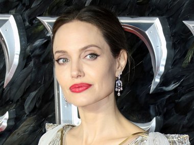 Slide image for gallery: 13251 | Анджелина Джоли. Джоли невольно стала основательницей тренда на большие губы, которые хотят все красотки с начала нулевых и добиваются с помощью косметологов. Сама Анджелина уже устала отбиваться от вопросов про натуральнос