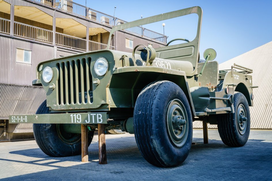 Гигантская реплика Willys Jeep в Emirates National Auto Museum в Абу-Даби.