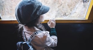 Девочка смотрит в окно