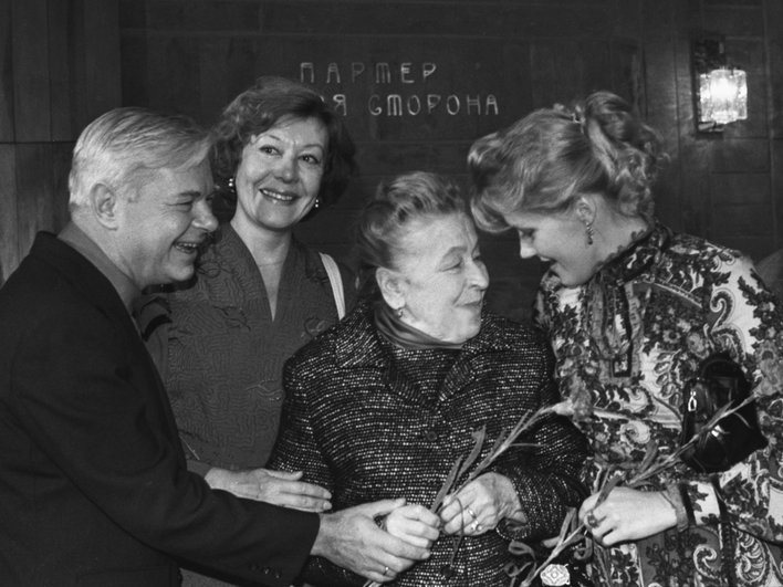 Сбор труппы МХАТ. Заслуженный артист РСФСР Леонид Харитонов, народная артистка РСФСР Юлия Юрьева, народная артистка СССР Анастасия Зуева и артистка Елена Проклова Сбор труппы МХАТ. Заслуженный артист РСФСР Леонид Харитонов, народная артистка РСФСР Юлия Юрьева, народная артистка СССР Анастасия Зуева и артистка Елена Проклова