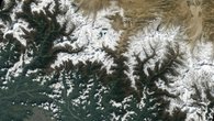 На первых кадрах спутника видны: 1) Город Катманду (Непал) в левом нижнем углу первого изображения, он расположен в долине к югу от Гималайских гор; 2) Западная часть США (показана засуха в регионе); 3) Знаменитые пляжи с белым песком в Пенсакола-Бич; 4) П