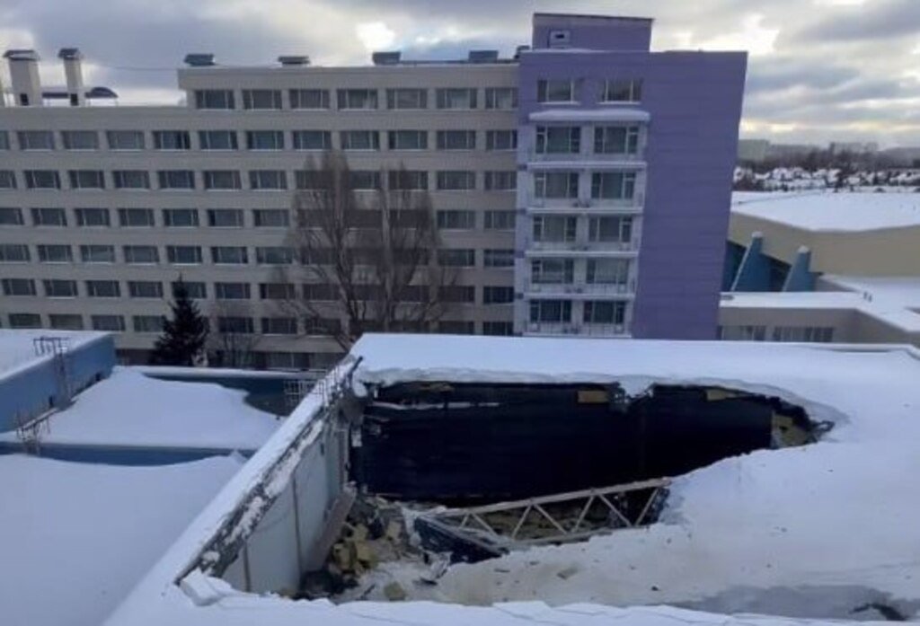 На тренировочной базе в Новогорске обрушилась крыша бассейна