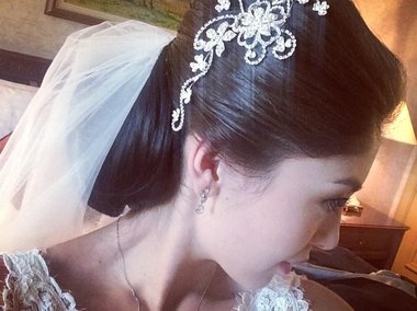 Slide image for gallery: 4037 | Комментарий «Леди Mail.Ru»: Волосы невеста убрала в пучок с небольшим начесом спереди и украсила прическу диадемой