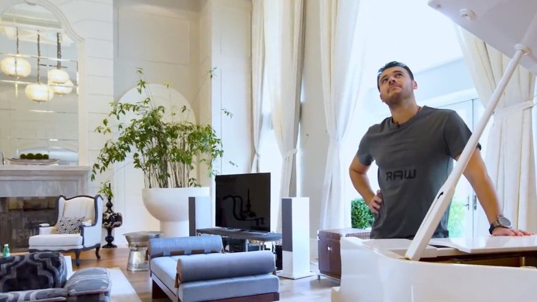 Эмин в своём доме. Фото: ЖАРА TV