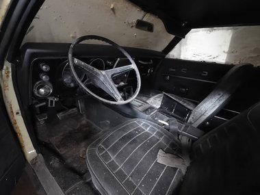 abandoned-millionaire-s-mansion-has-a-1968-chevrolet-camaro-rs-in-the-basement_8.jpeg