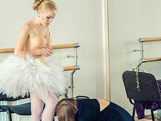 Slide image for gallery: 4933 | Комментарий «Леди Mail.Ru»: Для фотопроекта певица примерила балетную пачку и пуанты