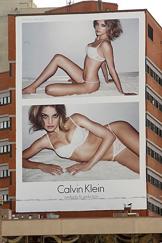 Билборд с Натальей Водяновой в рекламе нижнего белья Calvin Klein Underwear