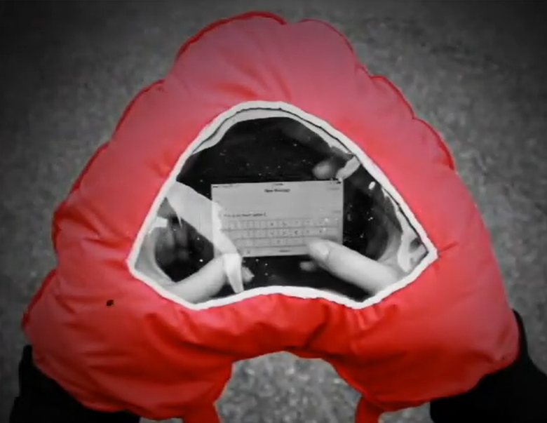 Для любителей «чатиться» пригодится специальная «палатка» для рук / Источник: YouTube-канал: OddityMall