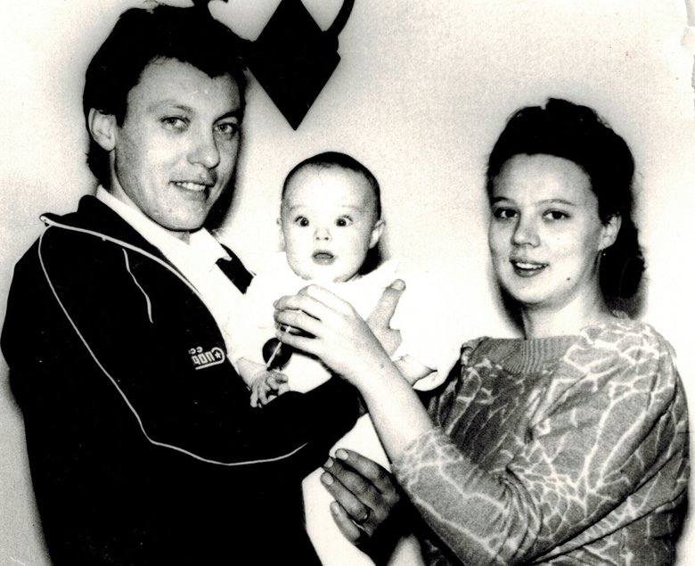 Семья Побежимовых в 1989 году: уже вместе с дочкой Юлей