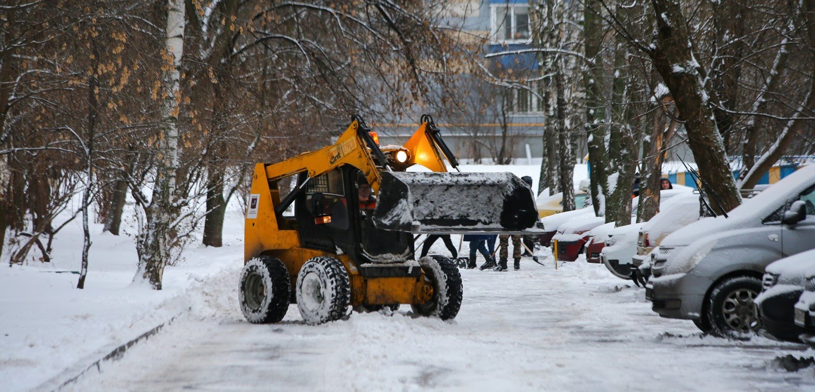 Автомобиль во дворе