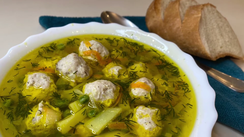 Суп с зеленым горошком, фрикадельками и картошкой крупным планом