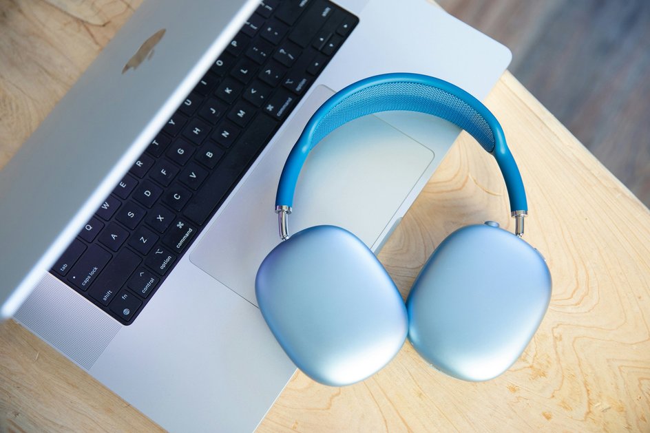 AirPods Max на ноутбуке MacBook