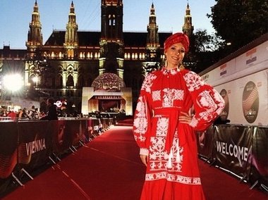 Slide image for gallery: 5182 | Комментарий «Леди Mail.Ru»: Для открытия песенного конкурса «Евровидение −2015» Осадчая выбрала красную дизайнерскую вышиванку