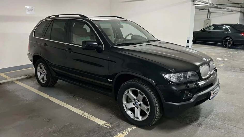 BMW X5 2004 года, оснащенный заводской броней