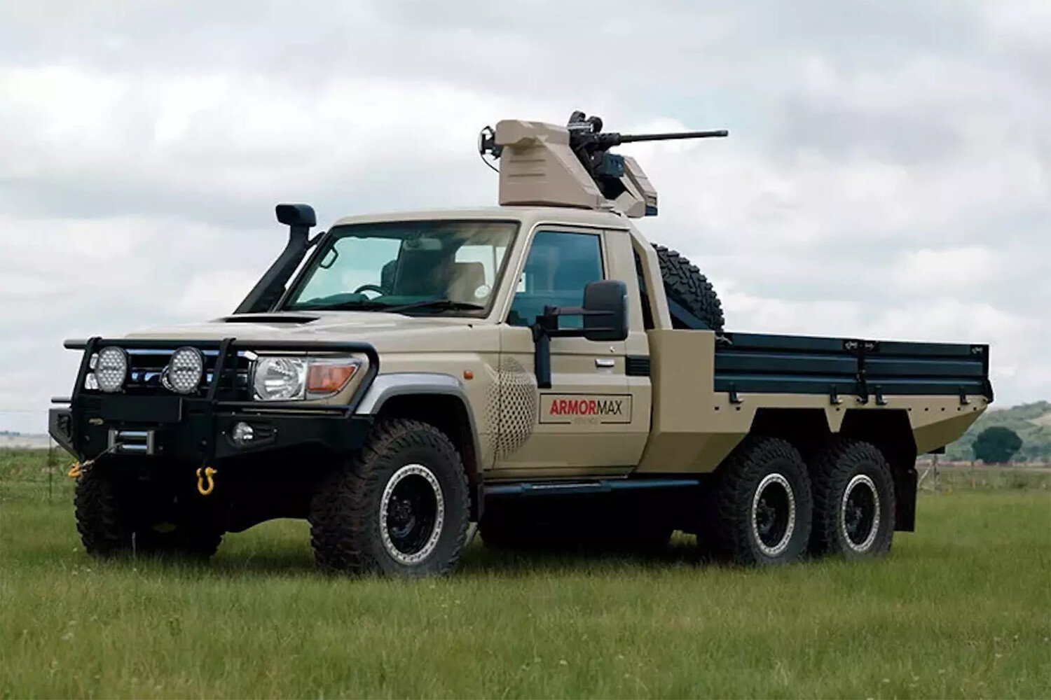 В Африке Land Cruiser превратили в экстремальный пикап с пулеметом