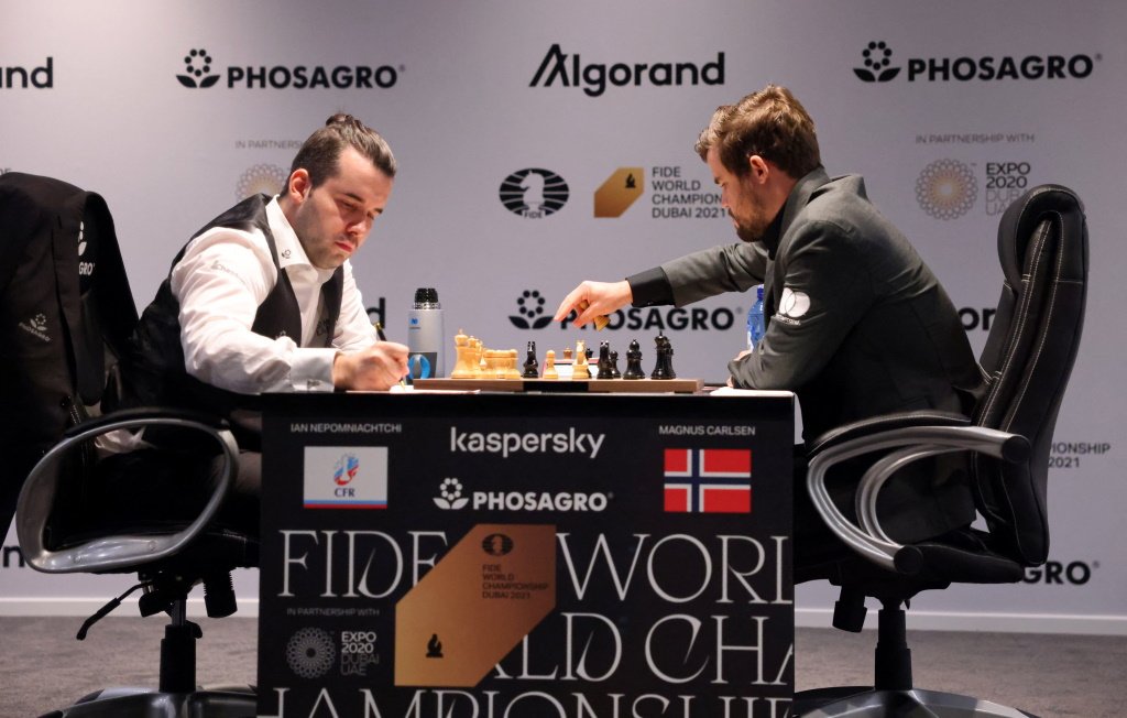 Ян Непомнящий и Магнус Карлсен сыграли вничью в 10-й партии матча за шахматную корону