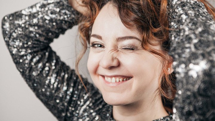 Девушка улыбается Девушка улыбается