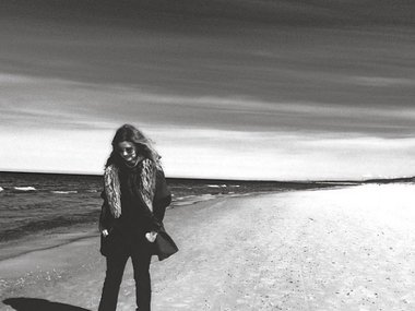 Slide image for gallery: 3904 | Комментарий «Леди Mail.Ru»: Жанна прогулялась по берегу Балтийского моря
