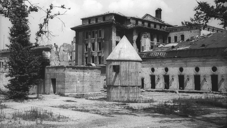 Вход в фюрербункер в 1947 году Вход в фюрербункер в 1947 году