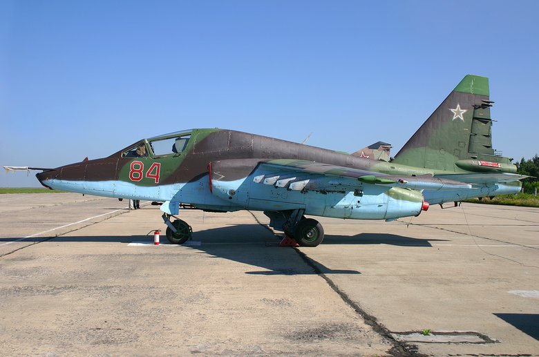 Су-25Т на стоянке аэродрома. Фото: wikimedia / Sergey Riabsev / GFDL 1.2