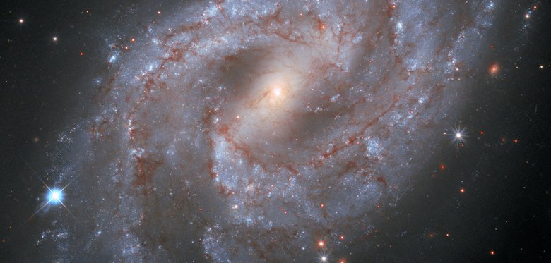 Изображение галактики NGC 2525 и сверхновой SN 2018gv (яркая звезда у левого края снимка), полученное «Хабблом». Фото: NASA