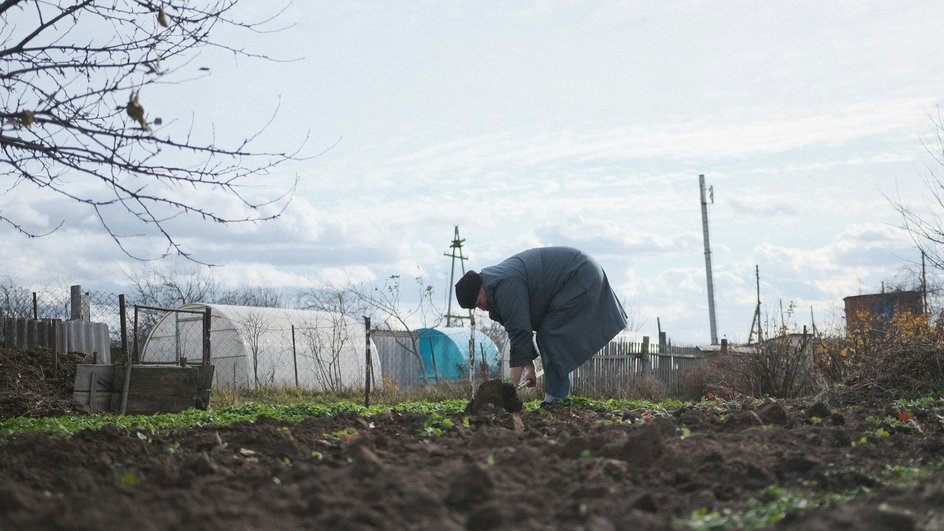 Женщина работает в огороде по лунному календарю