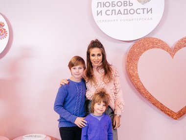 Slide image for gallery: 8166 | Юлия Барановская с детьми
