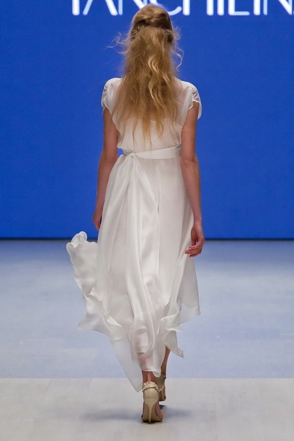 Летящее белоснежное платье от Yanchilina