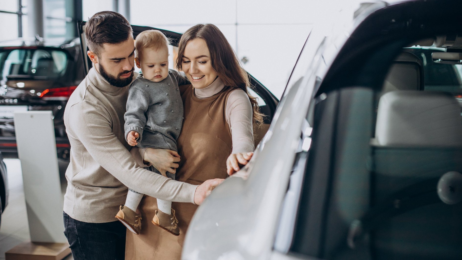 Семейная программа на покупку автомобиля. Авто для семьи. Семья в машине. Машины для путешествий семьей. Новые авто за 1 млн.