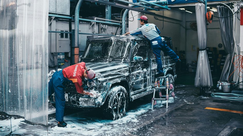 Работники автомойки моют внедорожник Mercedes-Benz