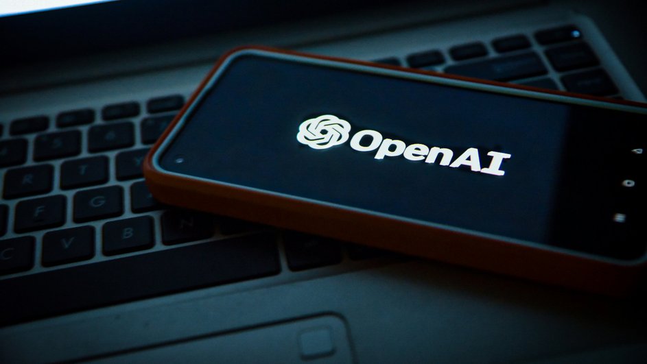 логотип OpenAI на смартфоне логотип OpenAI на смартфоне