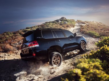 slide image for gallery: 24064 | Toyota Land Cruiser Heritage Edition