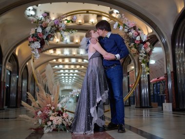 Свадебная церемония на станции «Маяковская» Московского метрополитена