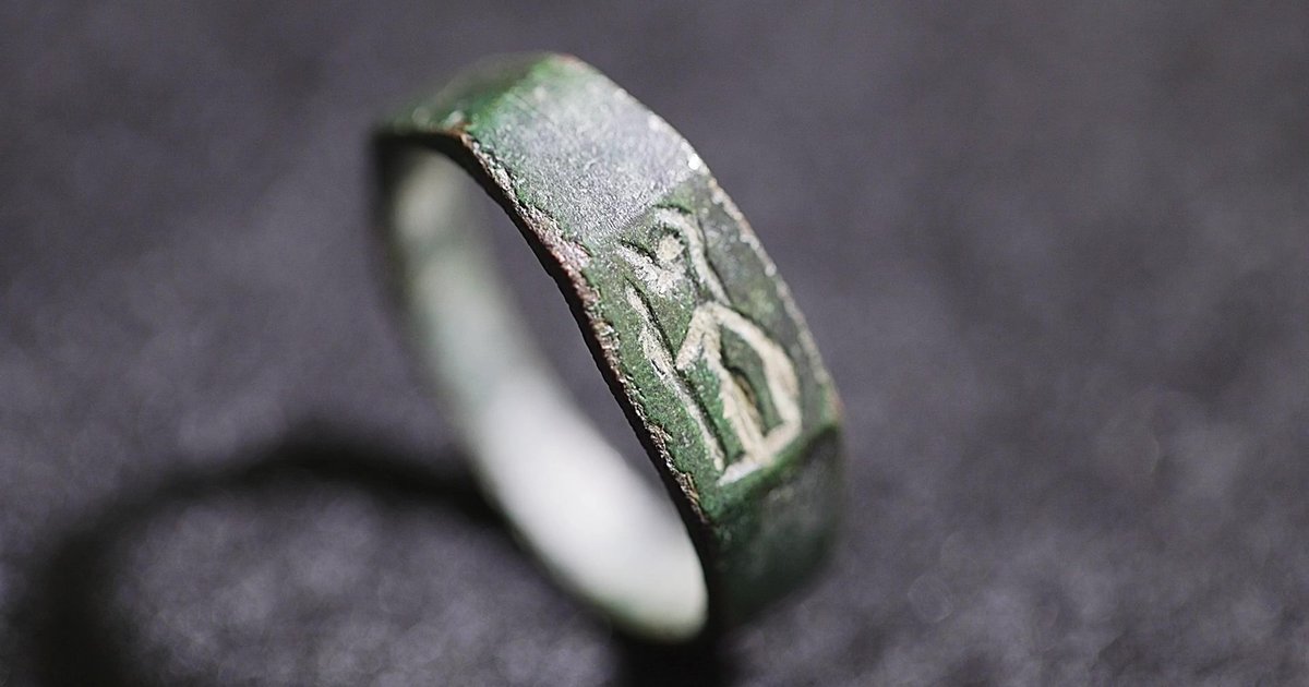 Подросток нашел кольцо с изображением богини возрастом 1800 лет