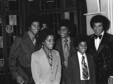 Slide image for gallery: 10493 | Так образовалась группа Jackson Brothers, которая позже трансформировалась в Jackson 5. Коллектив существовал вплоть до конца 80-х, даже когда его главная звезда, Майкл Джексон, занялся сольным творчеством.