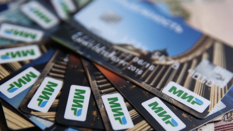 Пластиковыми картами оплачивают большинство покупок в России Пластиковыми картами оплачивают большинство покупок в России