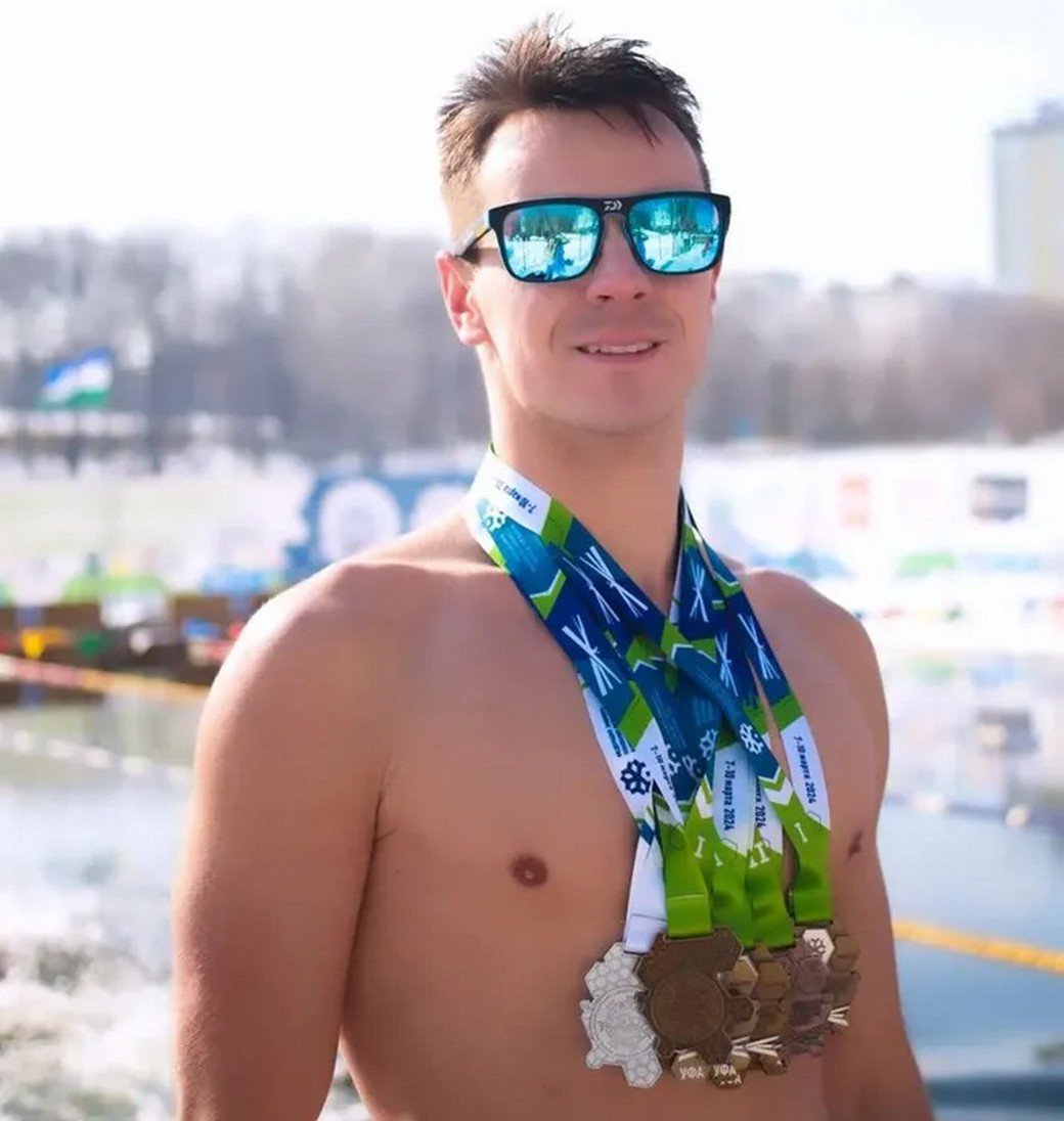 Российский чемпион проплыл по затопленному Дубаю: видео