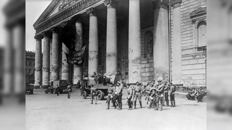 В июле 1918 года в Большом театре прошел V Всероссийский съезд Советов. На нем присутствовали делегаты со всех районов России. Общее количество участников превышало тысячу человек.